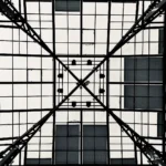 Structure géométrique en verre et acier illustrant la complexité d’un projet