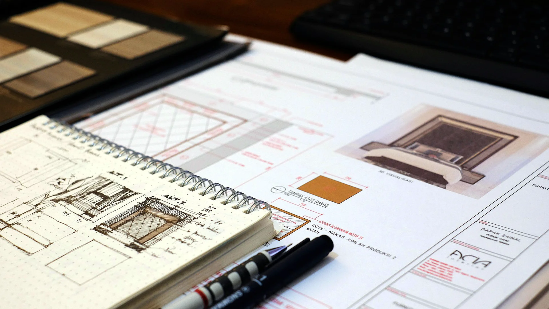 Documents et carnet de notes préparant un projet web